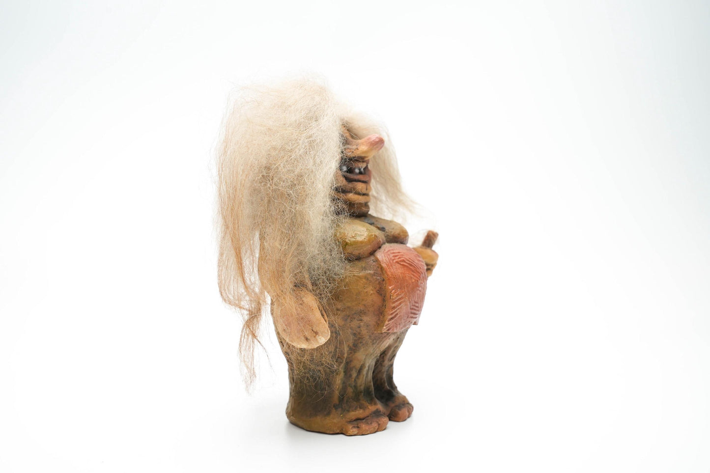 Vintage Nyform Trol Vrouw met Stok – Handgemaakt Noors Troll Beeldje – 16 cm / ca. 6.3 inch