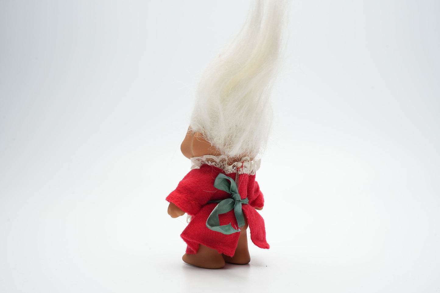 Troll in traditionele oude outfit - wit haar