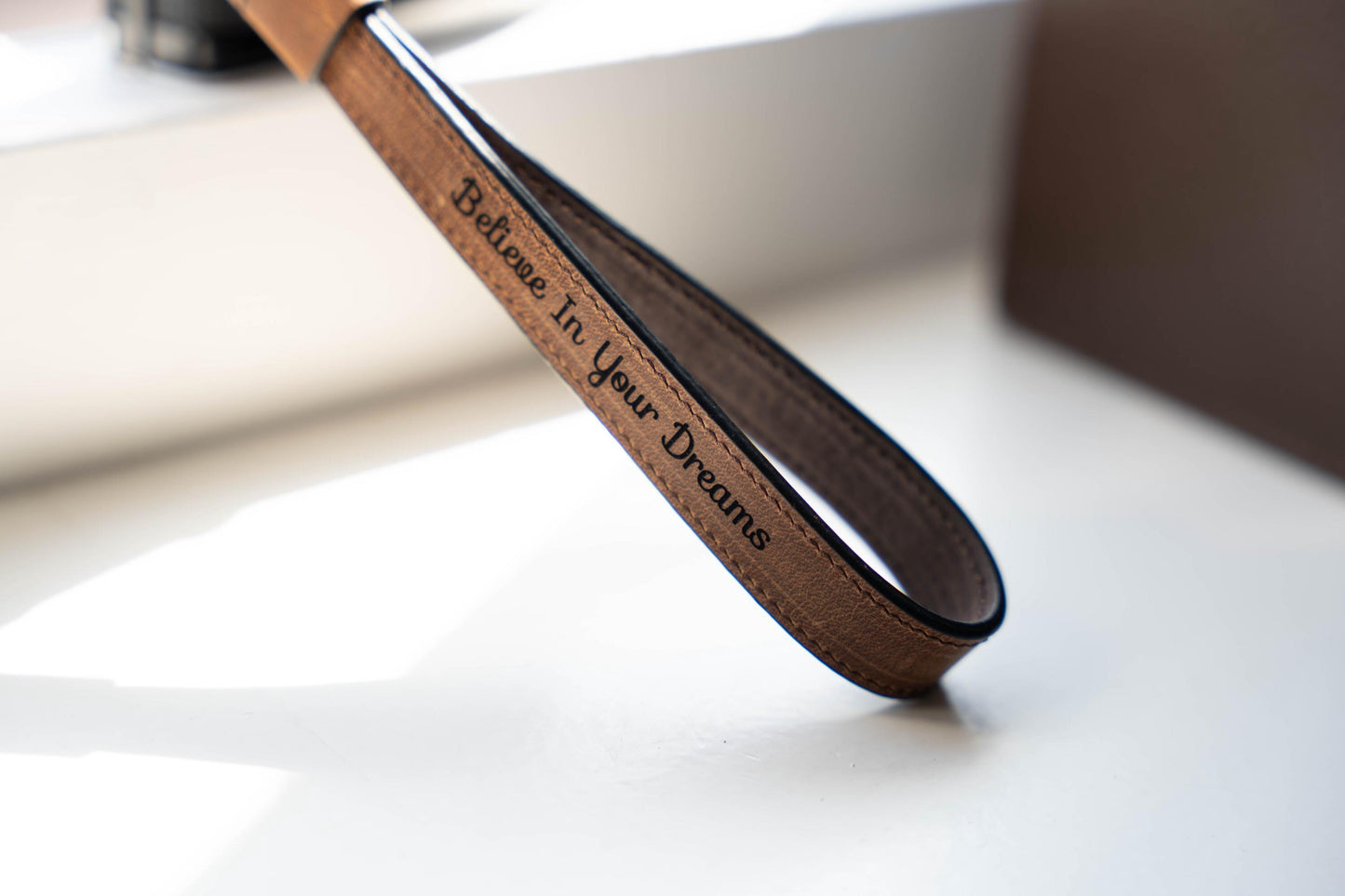 Unieke leren camera polsband - voor stijlvolle en veilige fotografie