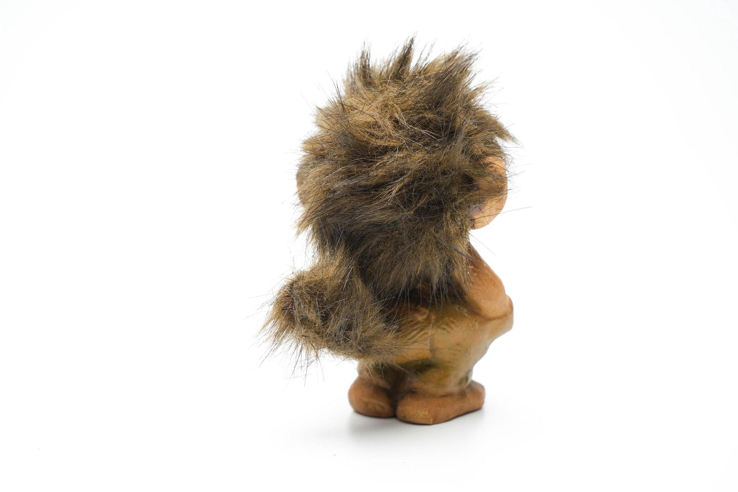 Kleine Nyform Trol met Wilde Haren – Handgemaakt Noors Beeldje – 10 cm / ca. 3.9 inch