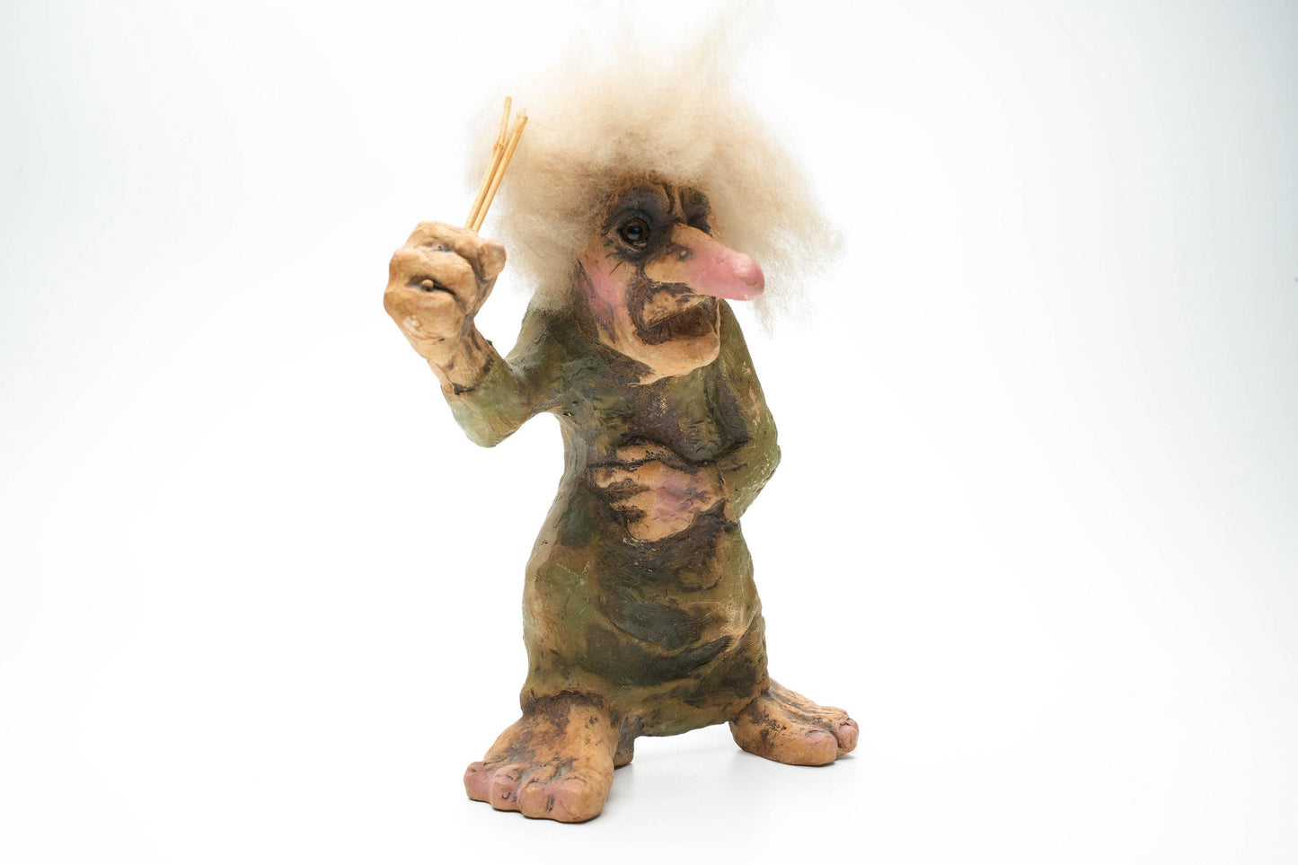 Grote Vintage Nyform Trol met Slingshot – Handgemaakt Noors Troll Beeldje – 25 cm / ca. 9.8 inch