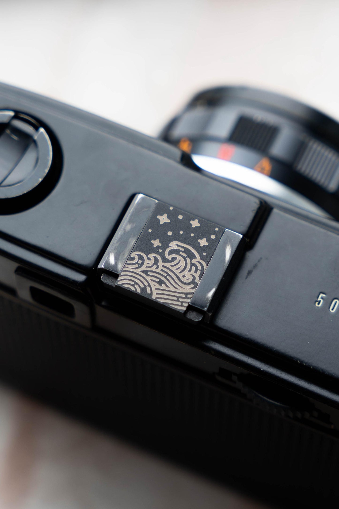 Gepersonaliseerde camera flitsschoen – "The Japanese Wave" – laser gegraveerd accessoire voor fotografie liefhebbers