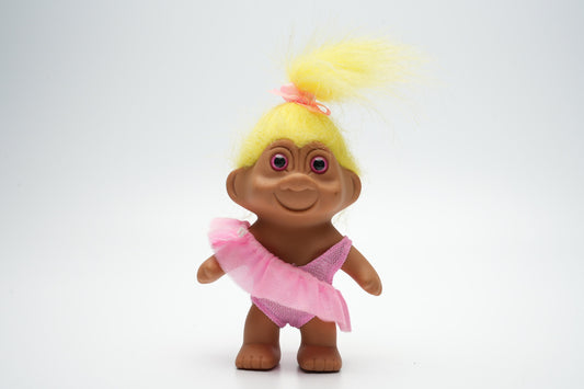 Troll in roze outfit die gaat ballet dansen - vintage troll met geel haar