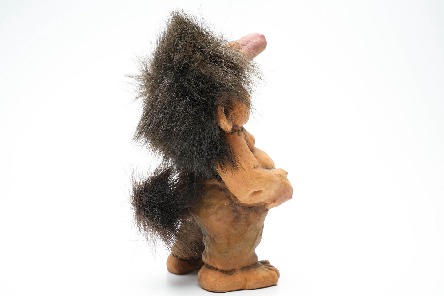 Vintage Nyform Trol met Grote Neus & Bolle Buik – Noors Handgemaakt Trollenbeeldje – 15 cm / ca. 5.9 inch