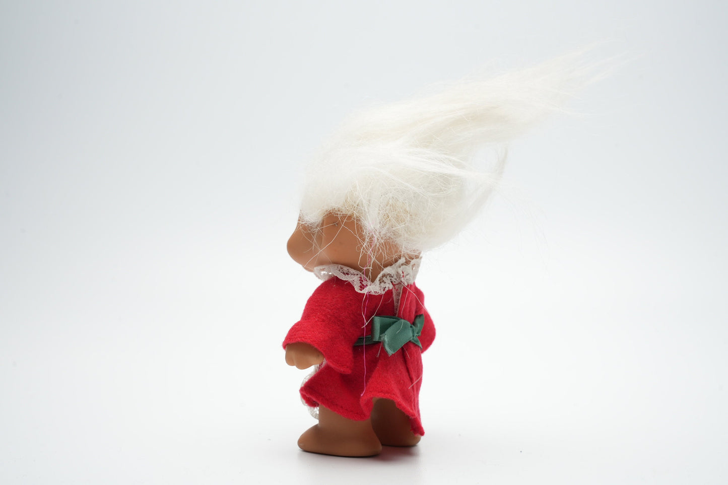 Troll in traditionele oude outfit - wit haar