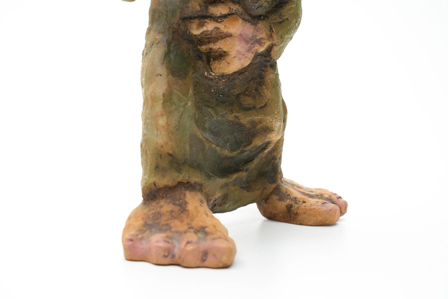 Grote Vintage Nyform Trol met Slingshot – Handgemaakt Noors Troll Beeldje – 25 cm / ca. 9.8 inch