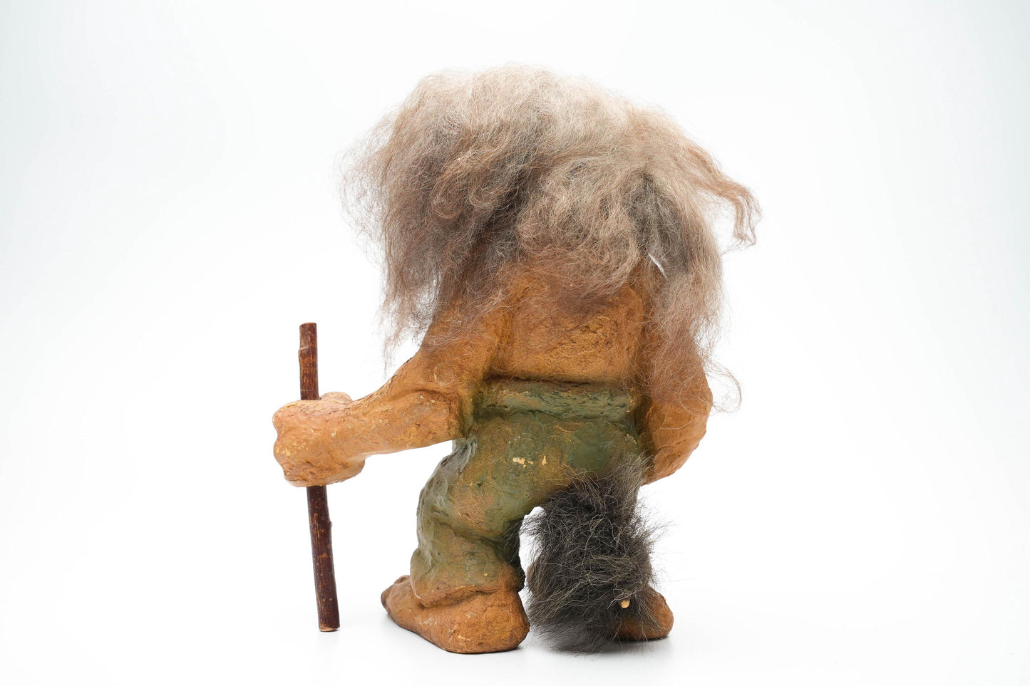 Grote Vintage Nyform Trol met Stok – Handgemaakt Noors Trollenbeeld – 25 cm / ca. 9.8 inch