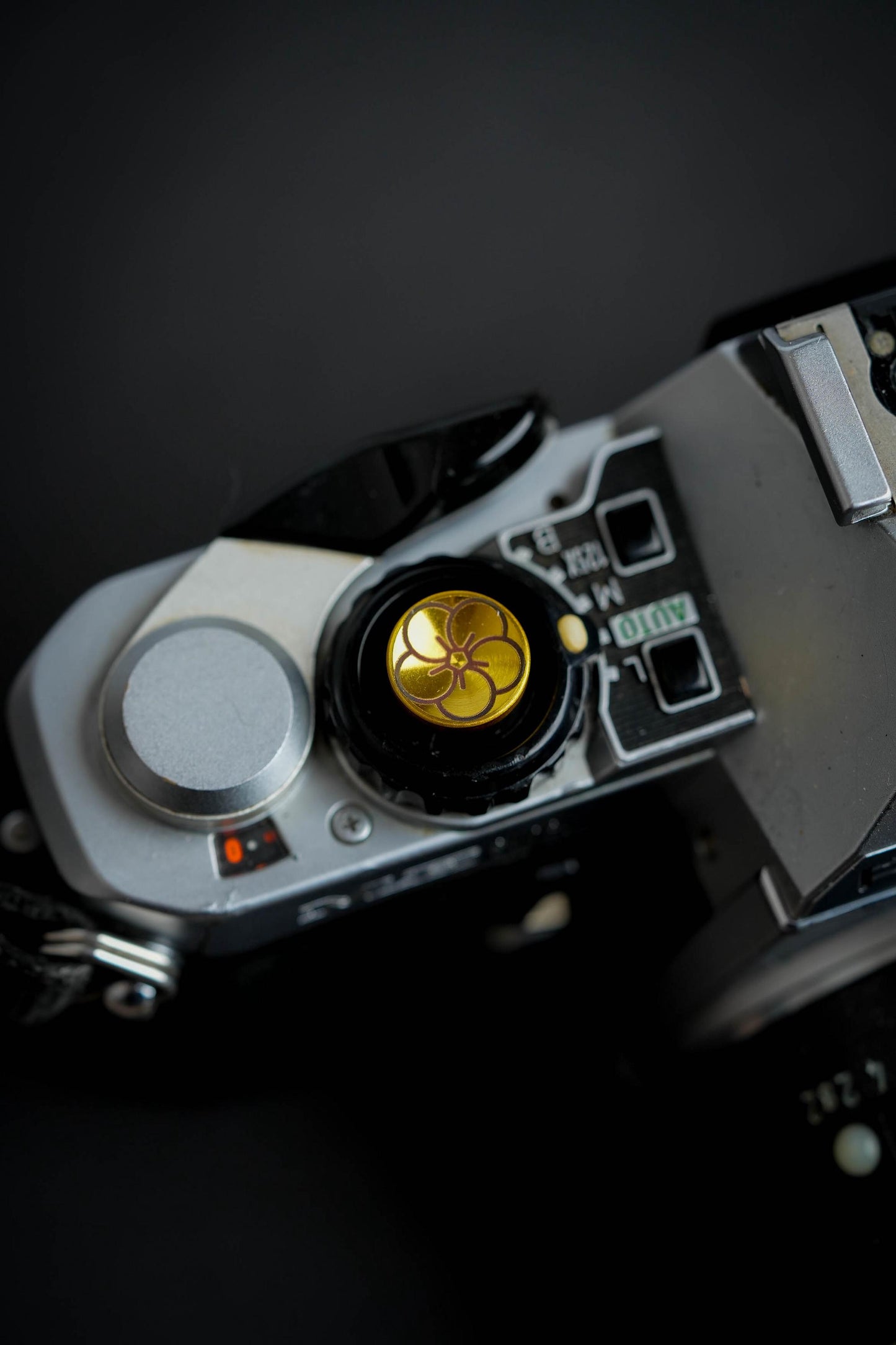 Messing ontspanknop met Sakura bloem: Verfraai je camera met een exclusieve uitstraling