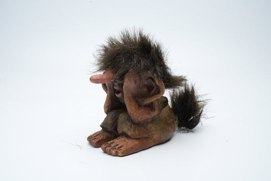 Nyform Troll #177 zittend op de grond met grote oren | Nyform trollen