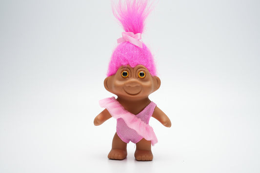 Troll in roze outfit die gaat ballet dansen - vintage troll met roze haar
