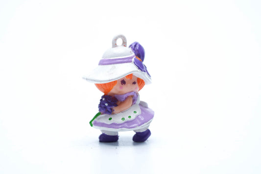 Vintage Charmkins Blossom – Hasbro 1983 – Paarse Jurk & Bloemenhoed | Mini Bedelfiguur uit de jaren 80