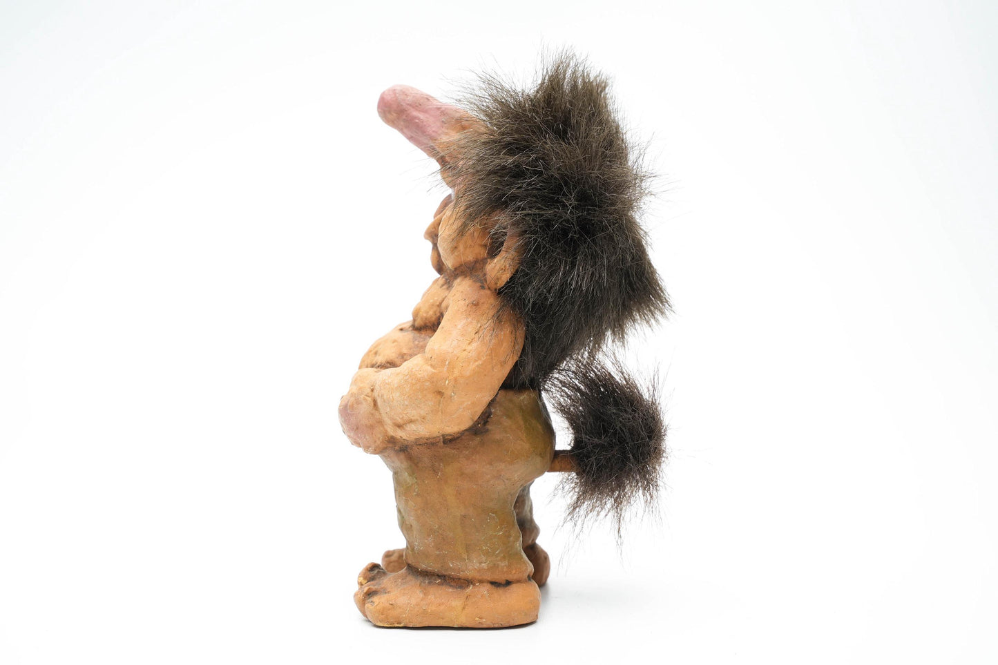 Vintage Nyform Trol met Grote Neus & Bolle Buik – Noors Handgemaakt Trollenbeeldje – 15 cm / ca. 5.9 inch