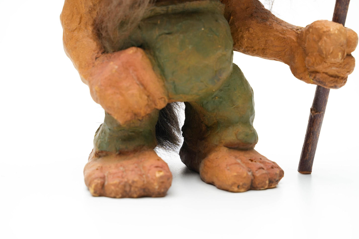 Grote Vintage Nyform Trol met Stok – Handgemaakt Noors Trollenbeeld – 25 cm / ca. 9.8 inch